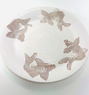 Assiette avec illustration de poissons